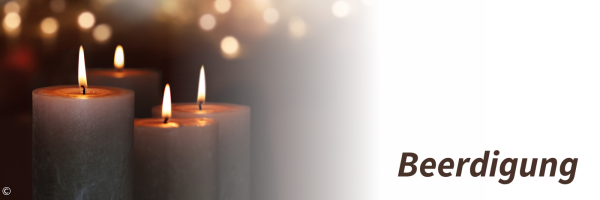 Brennende Kerzen im Dunkeln